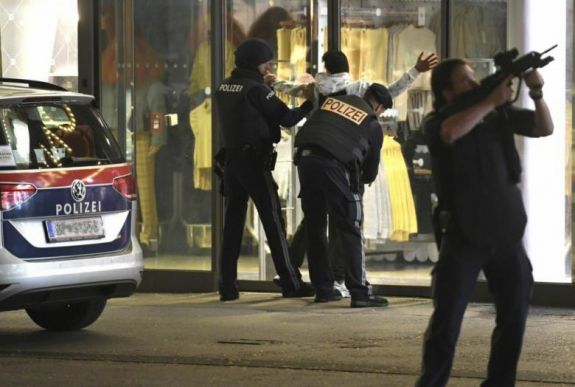 FRISSÍTVE – Bécsi terrortámadás: újabb civil sérültek haltak meg, egy támadó szökésben van