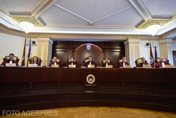 Megtámadta a kormány az alkotmánybíróságon a tanügyi alkalmazottakat kockázati pótlékban részesítő törvényt