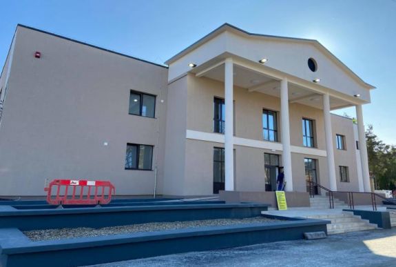 Több sikertelen próbálkozás után végre felújították a kultúrházat Székelyhídon