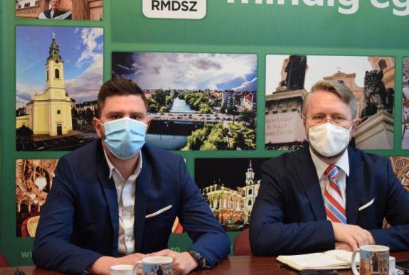 Arra kérik a kormányt, hogy ahol lehetőség van rá, nyissa újra az iskolákat