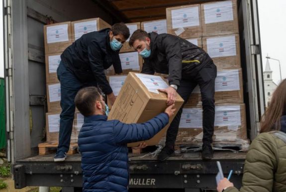 Több mint egymillió egészségügyi maszkból álló adománycsomag érkezett Erdélybe