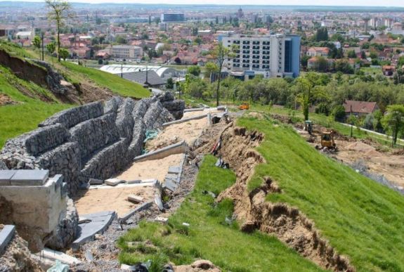 Négy év alatt sem sikerült rendbe tenniük a nagyváradi Kálvária-dombot