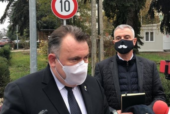 A miniszter Sepsiszentgyörgyön: tehermentesítik a megyei kórházakat, a városiak is fogadnak fertőzötteket