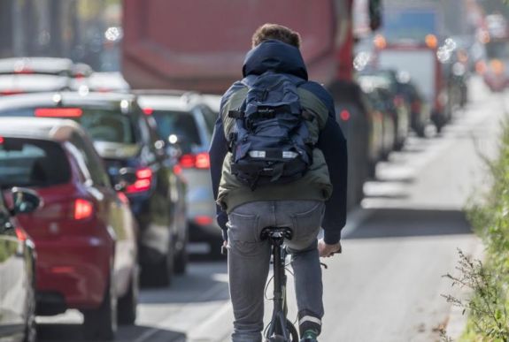 Hivatalos: bicikliparkolókkal kell ellátni a középületeket, piacokat, pályaudvarokat