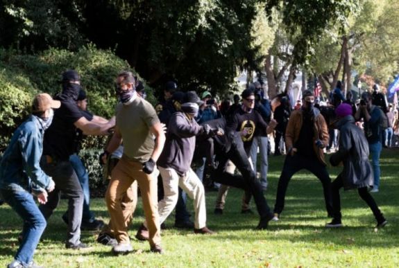 Egymásnak mentek Trump és Biden követői, a rendőrök látták kárát