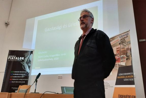 Online térbe költözött a székelyudvarhelyi diákoknak szóló gazdasági előadássorozat