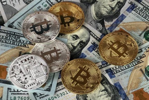 Áttörte a 17 ezer dollárt a bitcoin árfolyama