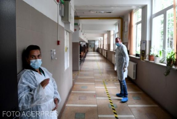 Havi 2500 lejért önkénteskedhetnek a végzős orvosisok a Covid-19-kórházakban