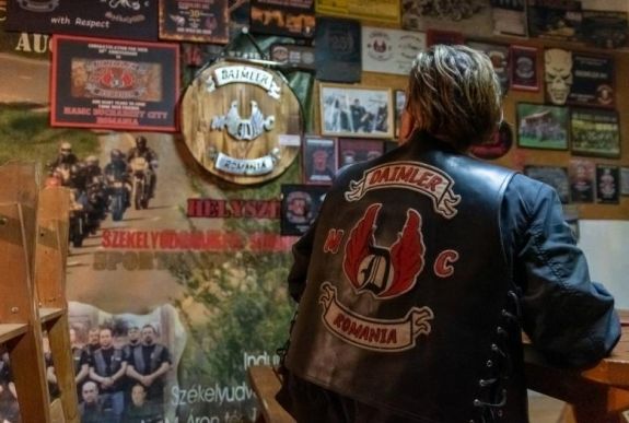 A bőrmellény meleg szívet takar: ha az árvák azt akarják, a kemény motorosok Mikulássá szelídülnek