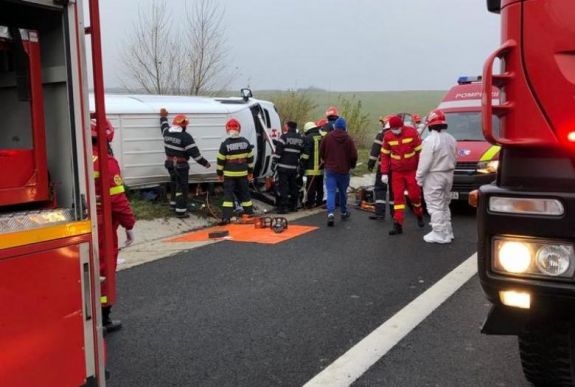 Felborult egy kisbusz a dél-erdélyi autópályán, egy utas meghalt