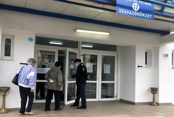 Éjfélig szavazhatnak, akik 21 óra előtt a szavazóhelyiségnél sorba állnak