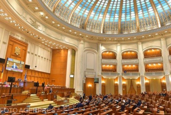 Két héttel a választások előtt képmutatásverseny zajlik a speciális nyugdíjak körül