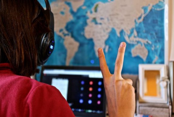 Kétszeres kihívás – tanügyben dolgozó szülőket is kérdeztünk az online oktatásról