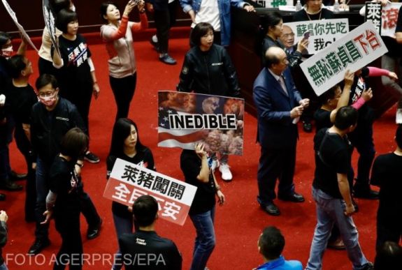 Disznóbéllel dobálták a tajvani miniszterelnököt a parlamentben