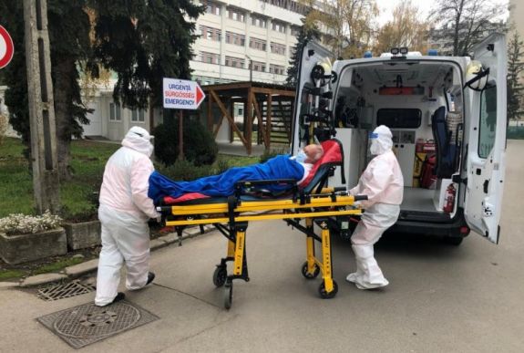 Jelentősen nő a covidos betegeket kezelő egészségügyi személyzet bérpótléka