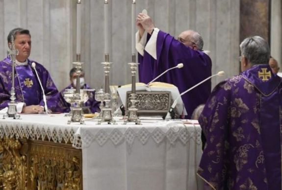 Ferenc pápa mérsékletes ünneplést szorgalmazott advent első vasárnapján