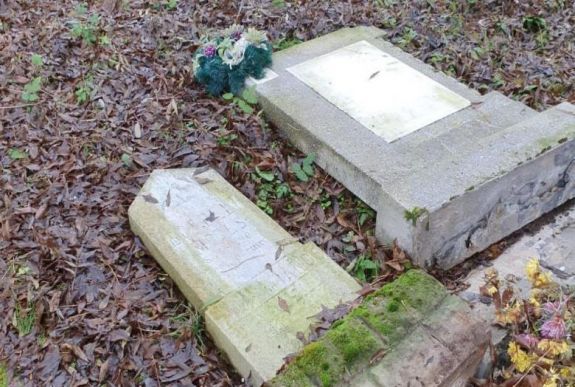 11 sírt gyaláztak meg egy Arad megyei református temetőben