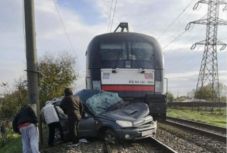 Elgázolta az autót a mozdony – a sofőr nem élte túl az ütközést