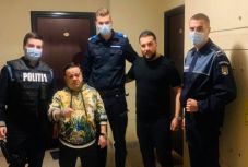 A megbírságolt manelesztárokkal pózoltak a rendőrök az illegális buli után