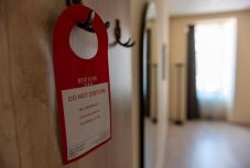 Csaknem 50 százalékkal csökkent a vendégéjszakák száma az első háromnegyed évben