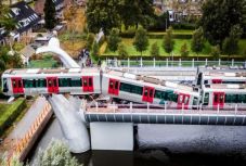 A végállomás helyett egy gigantikus műalkotáson állt meg a metrószerelvény