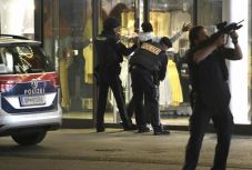 FRISSÍTVE – Bécsi terrortámadás: újabb civil sérültek haltak meg, egy támadó szökésben van 