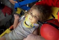 Négy nappal a földrengés után kimentettek egy gyereket a romok alól Törökországban