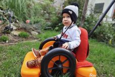 Kezd javulni Noel mozgása a Zolgensma-génterápia után – más beteg gyermekeknek gyűjtenek