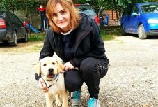 Türelmes, szófogadó – autista gyermekeket fejleszthetnek kutyaterápiával Nagyváradon