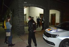 FRISSÍTVE - 300 ezer lejre bírságoltak az éjszakai kijárási tilalom megszegése miatt