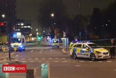 Gépkocsi hajtott egy londoni rendőrőrs bejáratának