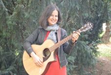 Ahogy a kukac az almán, átfúrhatjuk magunkat Bertóti Johanna első kötetén