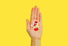 Alkotmányossági kifogást emelt Klaus Iohannis az étrend-kiegészítők törvénye ellen