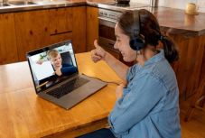 Online oktatás: sugárzás miatti veszélyességi pótlékot kér a pedagógusoknak a szakszervezet