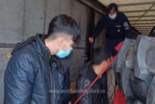 Negyvenegy határsértőt találtak egy kamionban Csanádpalotánál