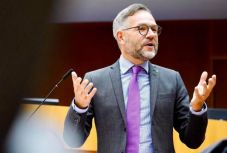 Budapestnek fel kell hagynia a költségvetés vétójával a német EU-ügyi miniszter szerint