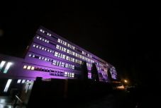 Lilába öltözött a csíkszeredai kórház a koraszülöttek napján