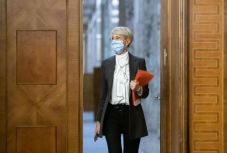 Turcan: nem csökkennek a közalkalmazotti bérek