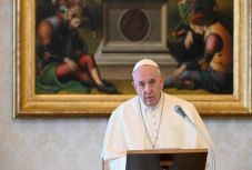 Brazil bikinimodellt lájkolt Ferenc pápa Instagram-oldala, a Vatikán vizsgálódik