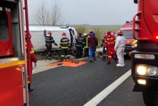 Felborult egy kisbusz a dél-erdélyi autópályán, egy utas meghalt