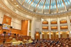 Két héttel a választások előtt képmutatásverseny zajlik a speciális nyugdíjak körül