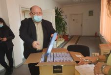 Késve, de megérkezett Háromszékre az iskolásoknak járó első táblagép szállítmány