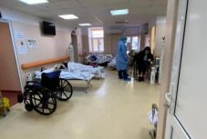 Ez a romániai valóság: a kórházi folyosókra költözött a koronavírusos betegek ellátása