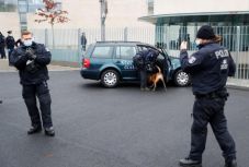 Belehajtott egy autó a berlini kancellári hivatal zárt főkapujába