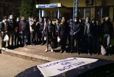 Harminc illegális bevándorlót zsúfoltak egy kisbuszba