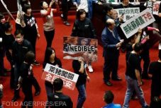 Disznóbéllel dobálták a tajvani miniszterelnököt a parlamentben