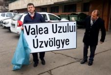 Hétfőn kétnyelvű helységnévtáblákat állítanak Úzvölgyében