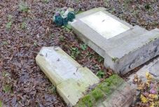 11 sírt gyaláztak meg egy Arad megyei református temetőben