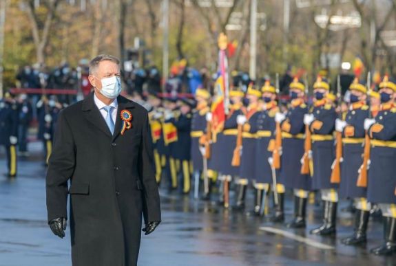 Katonai díszszemle és közönség nélkül ünnepeltek Bukarestben december elsején