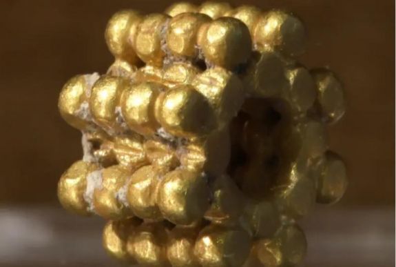 Háromezer éves aranygyöngyöt talált egy kisfiú Jeruzsálemben